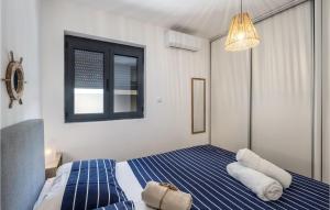 Posteľ alebo postele v izbe v ubytovaní Cozy Apartment In Dramalj With Wifi