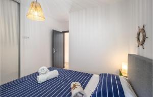 Posteľ alebo postele v izbe v ubytovaní Cozy Apartment In Dramalj With Wifi