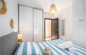 Posteľ alebo postele v izbe v ubytovaní Cozy Apartment In Dramalj With Wifi