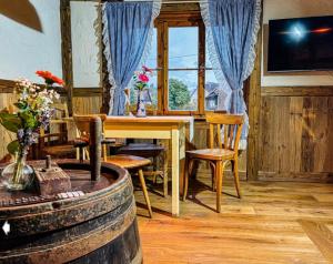 a room with a table and chairs and a window at BFC Ferienwohnung in Freudenstadt-Grüntal in Freudenstadt