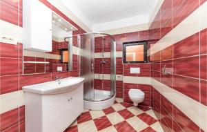 Koupelna v ubytování Two-Bedroom Apartment In Okrug Donji