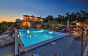 Bazén v ubytování Three-Bedroom Holiday Home In Labin nebo v jeho okolí