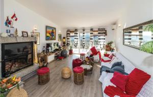 Posezení v ubytování Three-Bedroom Holiday Home In Labin
