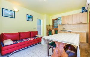 Kuchyňa alebo kuchynka v ubytovaní Nice Apartment In Povile With Wifi