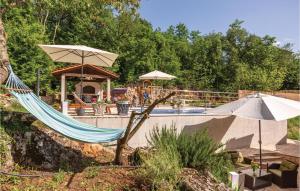 Basen w obiekcie Four-Bedroom Holiday Home In Grubine lub w pobliżu
