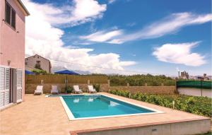 Bazén v ubytovaní Three-Bedroom Holiday Home In Kastel Sucurac alebo v jeho blízkosti + 31 fotografií