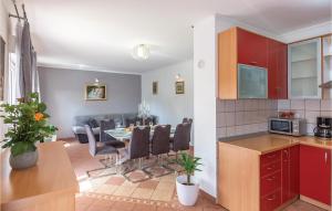 Kuchnia lub aneks kuchenny w obiekcie Four-Bedroom Holiday Home In Grubine