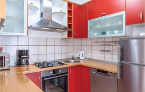 Kuchnia lub aneks kuchenny w obiekcie Four-Bedroom Holiday Home In Grubine
