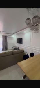 a living room with a table and a couch at Apartment building in Salagi in Sukuta