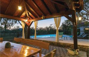 Bazén v ubytovaní Three-Bedroom Holiday Home In Trbounje alebo v jeho blízkosti
