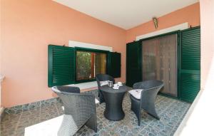 Posedenie v ubytovaní Three-Bedroom Holiday Home In Trbounje
