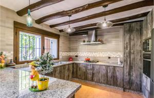 O bucătărie sau chicinetă la Gorgeous Home In Puertollano