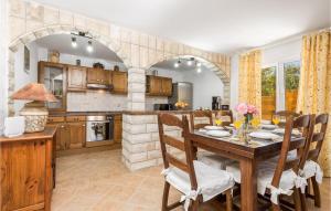 kuchnia i jadalnia ze stołem i krzesłami w obiekcie 6 Bedroom Beautiful Home In Povljana w mieście Povljana