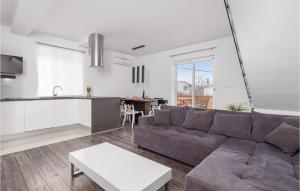 Posezení v ubytování 3 Bedroom Awesome Apartment In Kampor
