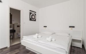 Postel nebo postele na pokoji v ubytování 3 Bedroom Awesome Apartment In Kampor