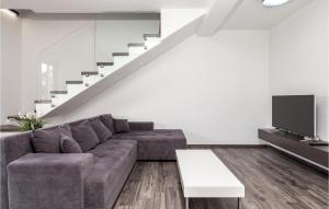 Posezení v ubytování 3 Bedroom Awesome Apartment In Kampor