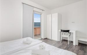 Postel nebo postele na pokoji v ubytování 3 Bedroom Awesome Apartment In Kampor