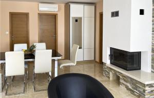 Χώρος καθιστικού στο 9 Bedroom Awesome Home In Starigrad