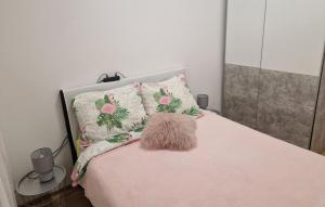 Postel nebo postele na pokoji v ubytování Amazing Apartment In Crikvenica + 26 fotografií