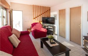 TV a/nebo společenská místnost v ubytování 3 Bedroom Beautiful Apartment In Klek