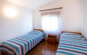 Postel nebo postele na pokoji v ubytování 3 Bedroom Beautiful Apartment In Klek