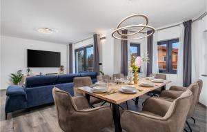 Televisyen dan/atau pusat hiburan di Awesome Home In Benkovac Fuzinski