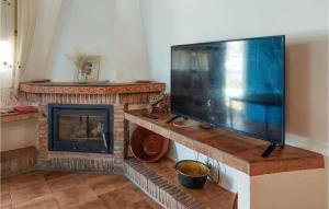 Μια τηλεόραση ή/και κέντρο ψυχαγωγίας στο Nice Home In Algatocin With Wifi