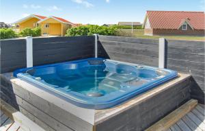a hot tub sitting on top of a fence at Frk Lyng in Harboør