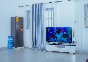 TV a/nebo společenská místnost v ubytování studio paisible en cœur de cité