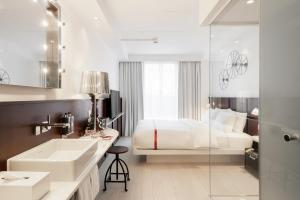 Postel nebo postele na pokoji v ubytování Ruby Lucy Hotel London