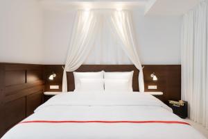 Postel nebo postele na pokoji v ubytování Ruby Rosi Hotel Munich