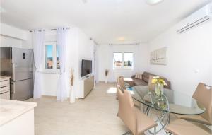 TV a/nebo společenská místnost v ubytování Two-Bedroom Apartment In Trogir + 11 fotografií