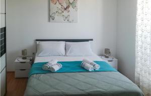 Postel nebo postele na pokoji v ubytování Gorgeous Apartment In Mali Losinj