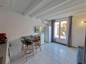 Televízia a/alebo spoločenská miestnosť v ubytovaní Maison rénovée avec piscine, parking privé et proche plage à Marseillan - FR-1-387-185