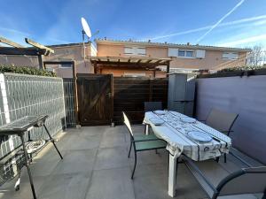 Balkón alebo terasa v ubytovaní Maison rénovée avec piscine, parking privé et proche plage à Marseillan - FR-1-387-185