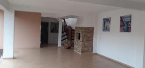 un couloir avec un escalier dans une maison dans l'établissement Apartamento térreo 01 quarto, à Torres