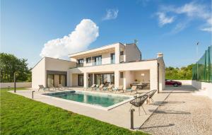 una villa con piscina y una casa en Awesome Home In Jurazini With Sauna, en Nedeščina