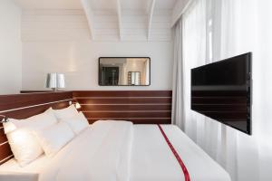 TV a/nebo společenská místnost v ubytování Ruby Lotti Hotel Hamburg