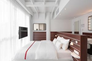 TV a/nebo společenská místnost v ubytování Ruby Lotti Hotel Hamburg
