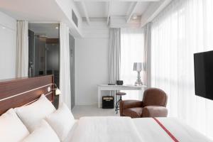 TV a/nebo společenská místnost v ubytování Ruby Lotti Hotel Hamburg