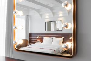 Postel nebo postele na pokoji v ubytování Ruby Lotti Hotel Hamburg