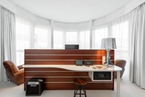 TV a/nebo společenská místnost v ubytování Ruby Lotti Hotel Hamburg