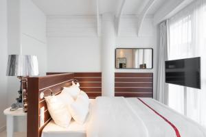 TV a/nebo společenská místnost v ubytování Ruby Lotti Hotel Hamburg