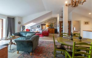 Χώρος καθιστικού στο 2 Bedroom Cozy Apartment In Porec