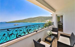 un balcon avec vue sur l'océan dans l'établissement 3 Bedroom Cozy Apartment In Marina, à Marina