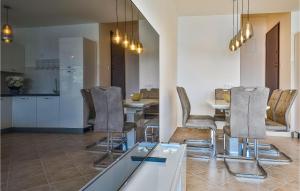 une cuisine et une salle à manger avec une table et des chaises dans l'établissement 3 Bedroom Cozy Apartment In Marina, à Marina