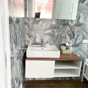 Bilik mandi di Eterna Roma Home