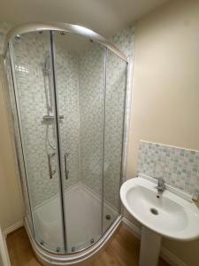 a bathroom with a shower and a sink at Barnsley Guesthouse in Barnsley