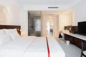 Postel nebo postele na pokoji v ubytování Ruby Claire Hotel Geneva