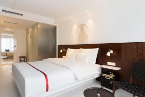 Postel nebo postele na pokoji v ubytování Ruby Claire Hotel Geneva